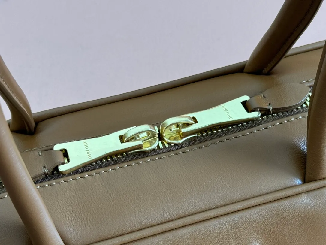 p1540💋💋💋【Full set of packaging at the counter】M’s 25ss shoulder bag〰️ is very popular on the Internet. The super beautiful Beau handbag combines retro style with contemporary spirit, it’s really awesome! ! Made of top-grade imported calfskin, the leather is smooth, delicate and soft, and it looks nice when carried on the back. The simple design is easy to match, and the capacity can hold daily necessities. It is exquisite and compact. With unique handles and hanging details, it shows functionality and personality. Model: 5BB173. Size: 28x11.5x8cm