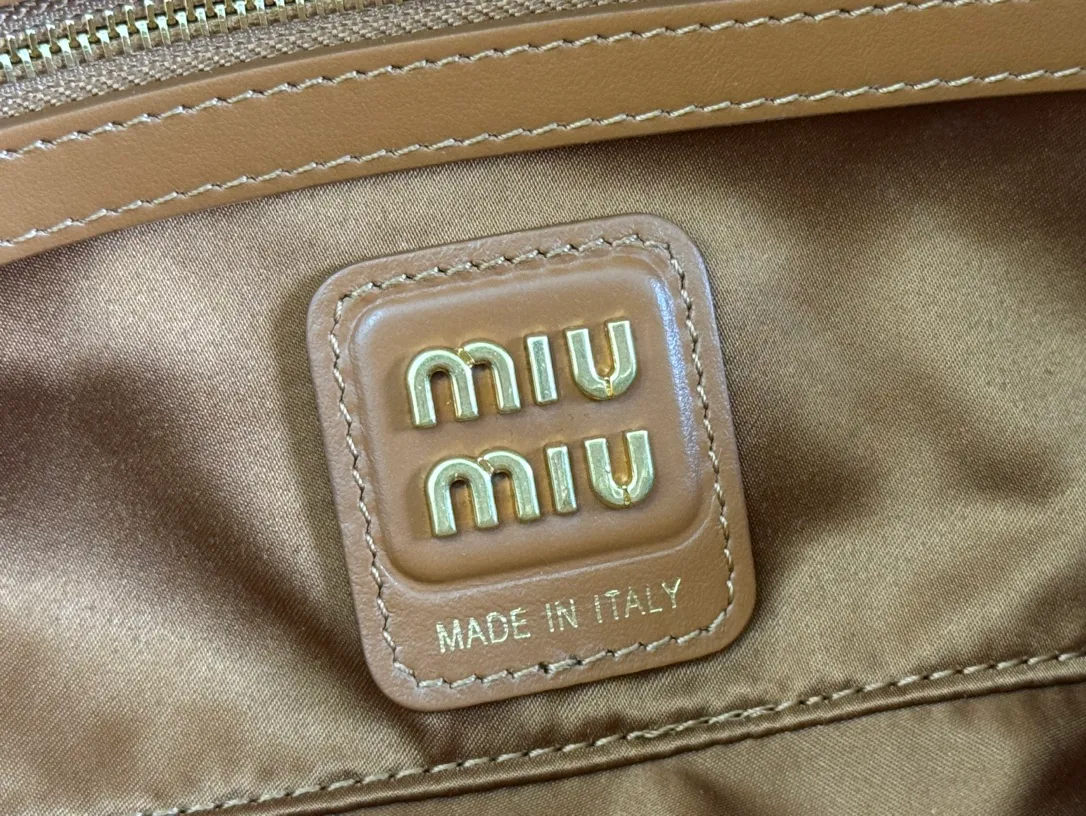 p1540💋💋💋【Full set of packaging at the counter】M’s 25ss shoulder bag〰️ is very popular on the Internet. The super beautiful Beau handbag combines retro style with contemporary spirit, it’s really awesome! ! Made of top-grade imported calfskin, the leather is smooth, delicate and soft, and it looks nice when carried on the back. The simple design is easy to match, and the capacity can hold daily necessities. It is exquisite and compact. With unique handles and hanging details, it shows functionality and personality. Model: 5BB173. Size: 28x11.5x8cm