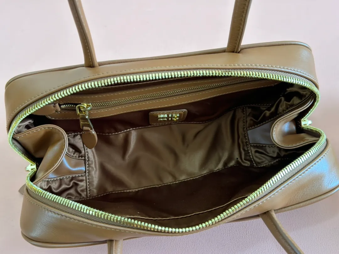 p1540💋💋💋【Full set of packaging at the counter】M’s 25ss shoulder bag〰️ is very popular on the Internet. The super beautiful Beau handbag combines retro style with contemporary spirit, it’s really awesome! ! Made of top-grade imported calfskin, the leather is smooth, delicate and soft, and it looks nice when carried on the back. The simple design is easy to match, and the capacity can hold daily necessities. It is exquisite and compact. With unique handles and hanging details, it shows functionality and personality. Model: 5BB173. Size: 28x11.5x8cm