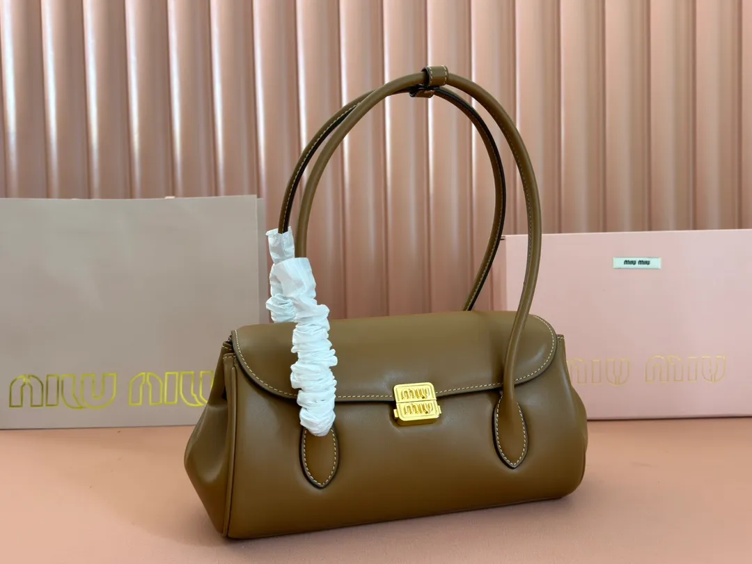 p1800💋💋💋【Original leather configuration counter packaging】MIU's new 24ss autumn and winter baguette bag. The baguette design style leads the new trend, full of "girly feelings" and revolves around the bookish style. The uninhibited and wine-loving lady style has a casual attitude towards life, showing the uniqueness of the exclusive miumiu girl. The one that is not too big or too small can be sweet, spicy or handsome. The capacity can also meet the daily needs of going out. It is beautiful and practical. It’s hard not to love it Model number: 5bd265 Size: Base length 28x base 11x height 15cm