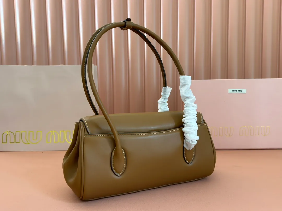 p1800💋💋💋【Original leather configuration counter packaging】MIU's new 24ss autumn and winter baguette bag. The baguette design style leads the new trend, full of "girly feelings" and revolves around the bookish style. The uninhibited and wine-loving lady style has a casual attitude towards life, showing the uniqueness of the exclusive miumiu girl. The one that is not too big or too small can be sweet, spicy or handsome. The capacity can also meet the daily needs of going out. It is beautiful and practical. It’s hard not to love it Model number: 5bd265 Size: Base length 28x base 11x height 15cm