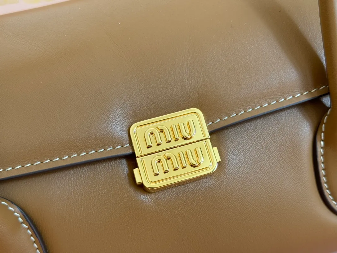 p1800💋💋💋【Original leather configuration counter packaging】MIU's new 24ss autumn and winter baguette bag. The baguette design style leads the new trend, full of "girly feelings" and revolves around the bookish style. The uninhibited and wine-loving lady style has a casual attitude towards life, showing the uniqueness of the exclusive miumiu girl. The one that is not too big or too small can be sweet, spicy or handsome. The capacity can also meet the daily needs of going out. It is beautiful and practical. It’s hard not to love it Model number: 5bd265 Size: Base length 28x base 11x height 15cm