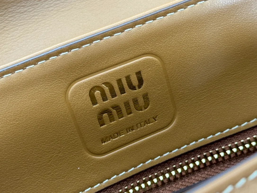 p1800💋💋💋【Original leather configuration counter packaging】MIU's new 24ss autumn and winter baguette bag. The baguette design style leads the new trend, full of "girly feelings" and revolves around the bookish style. The uninhibited and wine-loving lady style has a casual attitude towards life, showing the uniqueness of the exclusive miumiu girl. The one that is not too big or too small can be sweet, spicy or handsome. The capacity can also meet the daily needs of going out. It is beautiful and practical. It’s hard not to love it Model number: 5bd265 Size: Base length 28x base 11x height 15cm