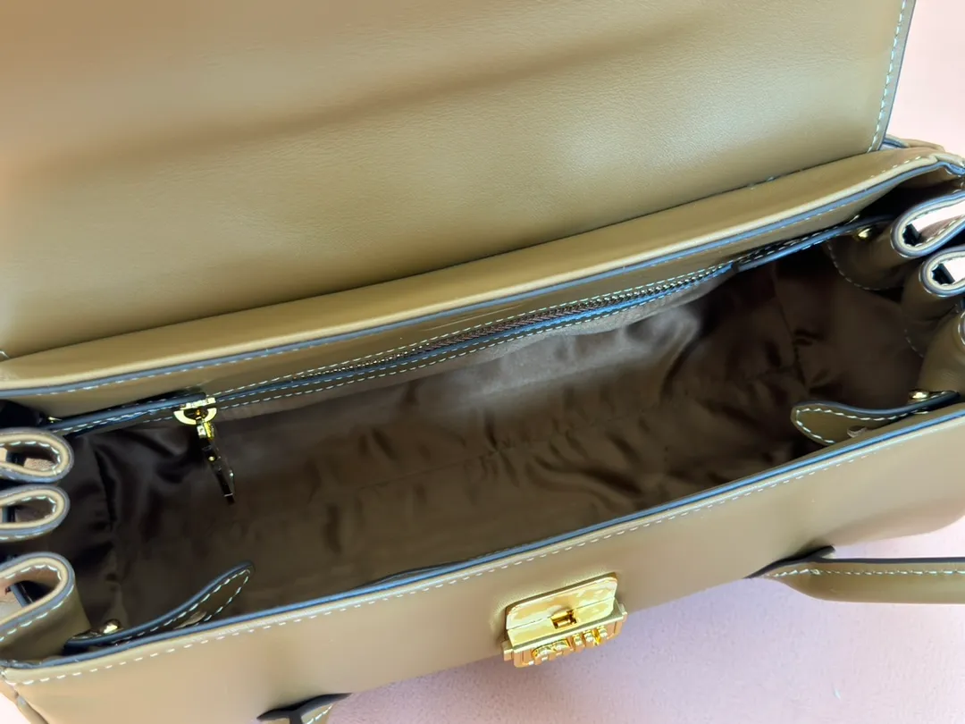 p1800💋💋💋【Original leather configuration counter packaging】MIU's new 24ss autumn and winter baguette bag. The baguette design style leads the new trend, full of "girly feelings" and revolves around the bookish style. The uninhibited and wine-loving lady style has a casual attitude towards life, showing the uniqueness of the exclusive miumiu girl. The one that is not too big or too small can be sweet, spicy or handsome. The capacity can also meet the daily needs of going out. It is beautiful and practical. It’s hard not to love it Model number: 5bd265 Size: Base length 28x base 11x height 15cm