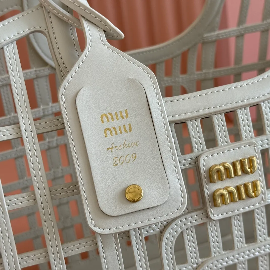 p2560💋💋💋【Full set of packaging at the counter】5BA293MIUMI^ A girl's summer encounter, meet the best version of yourself with a bag. This summer, the romance and rebellion of the limited new vegetable basket are still exciting. The soft hollow calfskin mesh pattern combines retro charm and modern style, making it an ideal choice for summer! Large size: base length 40x height 21x width 15.5cm