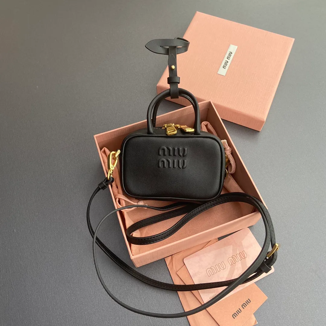 [Special grade hardware original leather] ¥800 ~ Black imported cow leather pendant. This pendant can be decorated with other accessories and has a unique style. Decorated with an embossed logo for an added signature touch. - Lace-up closure - Zipper closure - Embossed letter logo - Lined Dimensions: w11×h7×d4cm No.: 5NR036_020_MM030