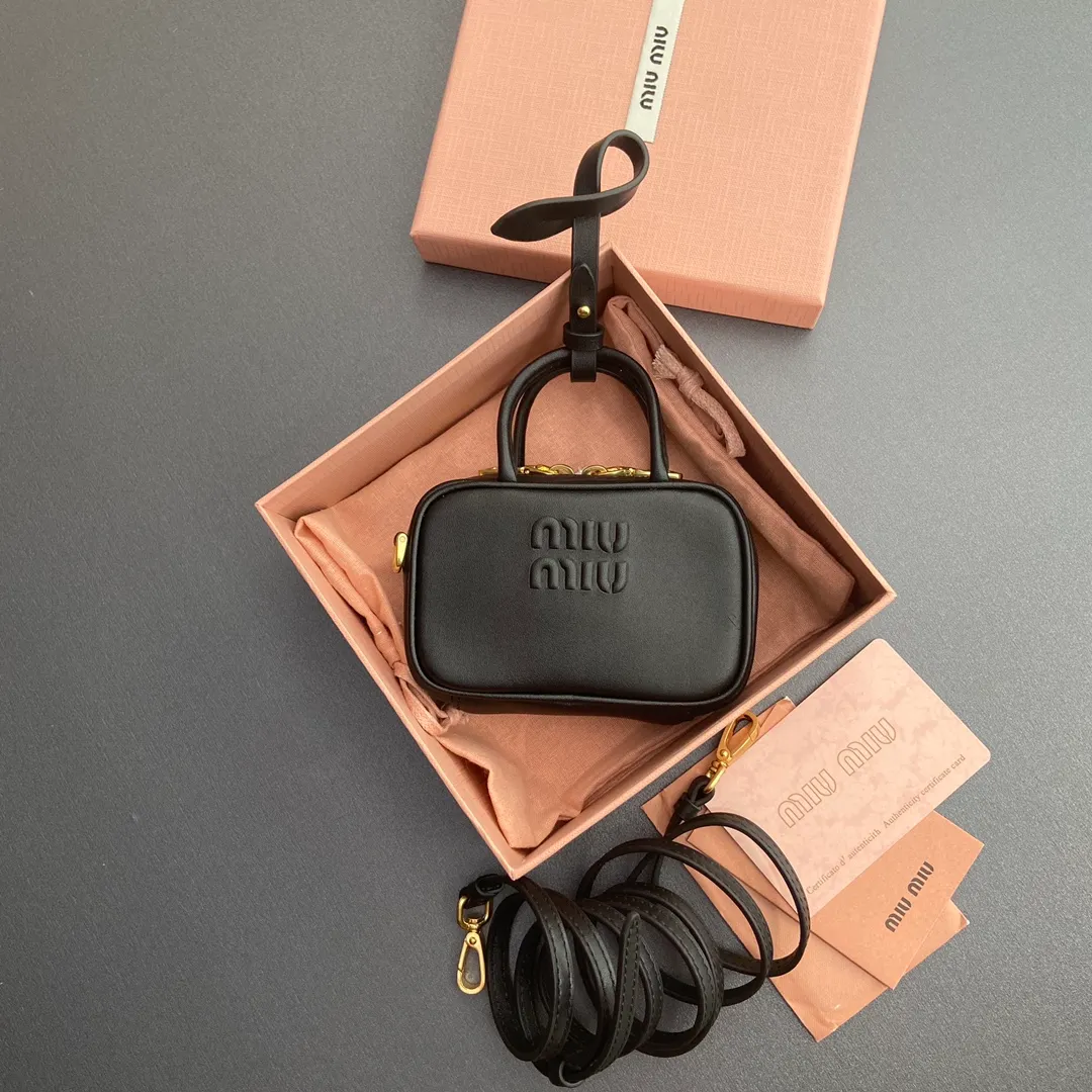 [Special grade hardware original leather] ¥800 ~ Black imported cow leather pendant. This pendant can be decorated with other accessories and has a unique style. Decorated with an embossed logo for an added signature touch. - Lace-up closure - Zipper closure - Embossed letter logo - Lined Dimensions: w11×h7×d4cm No.: 5NR036_020_MM030
