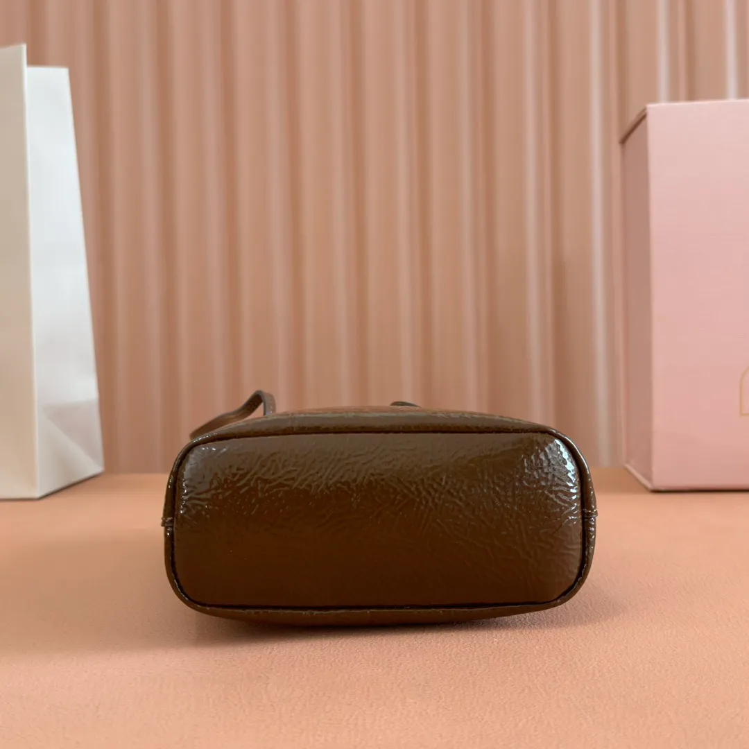 p1100💋💋💋 Equipped with a full set of packaging at the counter [Special grade hardware original leather] Nappa sheepskin mini handbag/shoulder bag ~ brown patent leather This mini handbag is famous for the soft texture of Nappa sheepskin. Adjustable shoulder strap adds practical detail, while embossed letter logo adds classic style ~ Letter logo ~ Adjustable shoulder strap ~ Lined Dimensions: W14×H17×D6cm Number: 5NF460