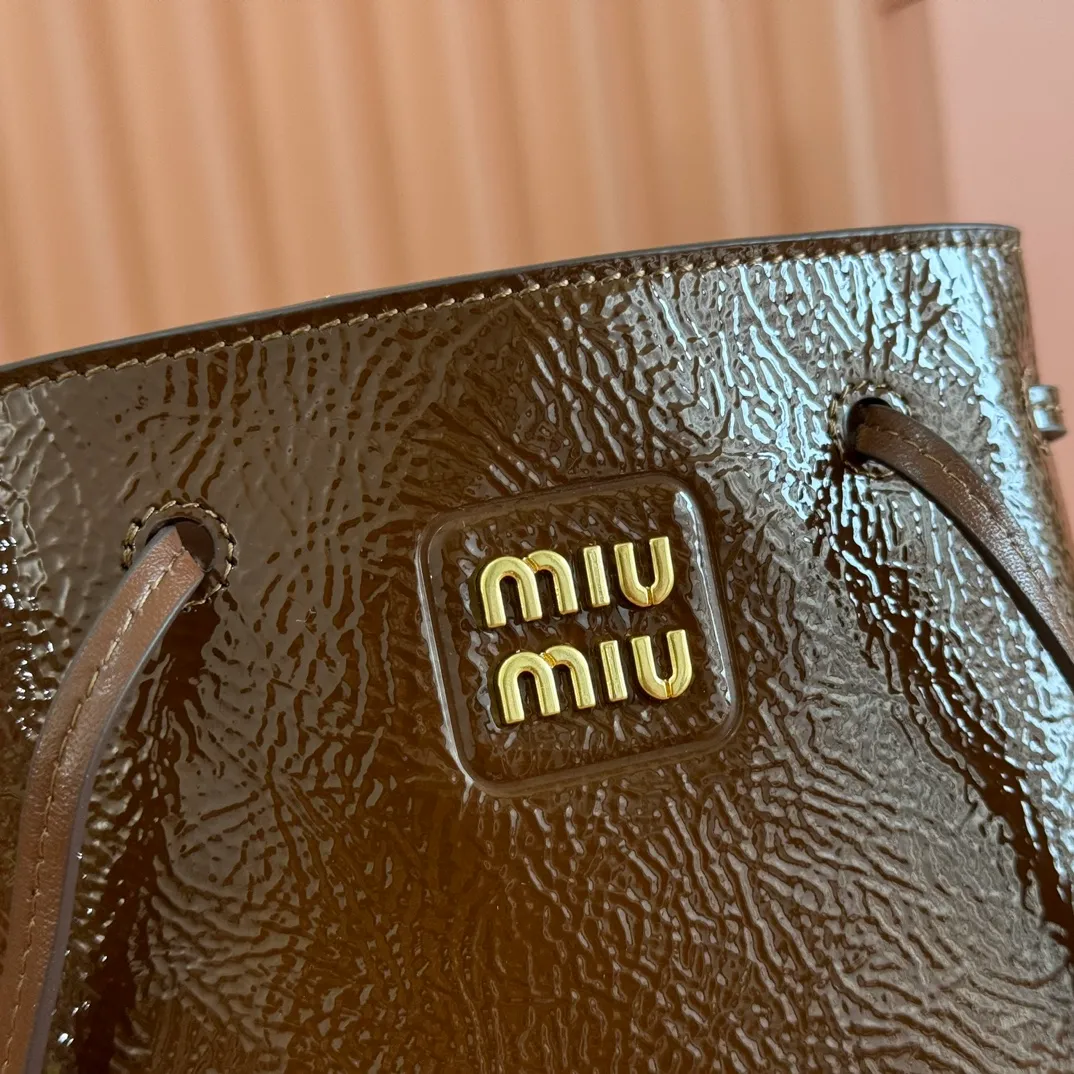 p1100💋💋💋 Equipped with a full set of packaging at the counter [Special grade hardware original leather] Nappa sheepskin mini handbag/shoulder bag ~ brown patent leather This mini handbag is famous for the soft texture of Nappa sheepskin. Adjustable shoulder strap adds practical detail, while embossed letter logo adds classic style ~ Letter logo ~ Adjustable shoulder strap ~ Lined Dimensions: W14×H17×D6cm Number: 5NF460