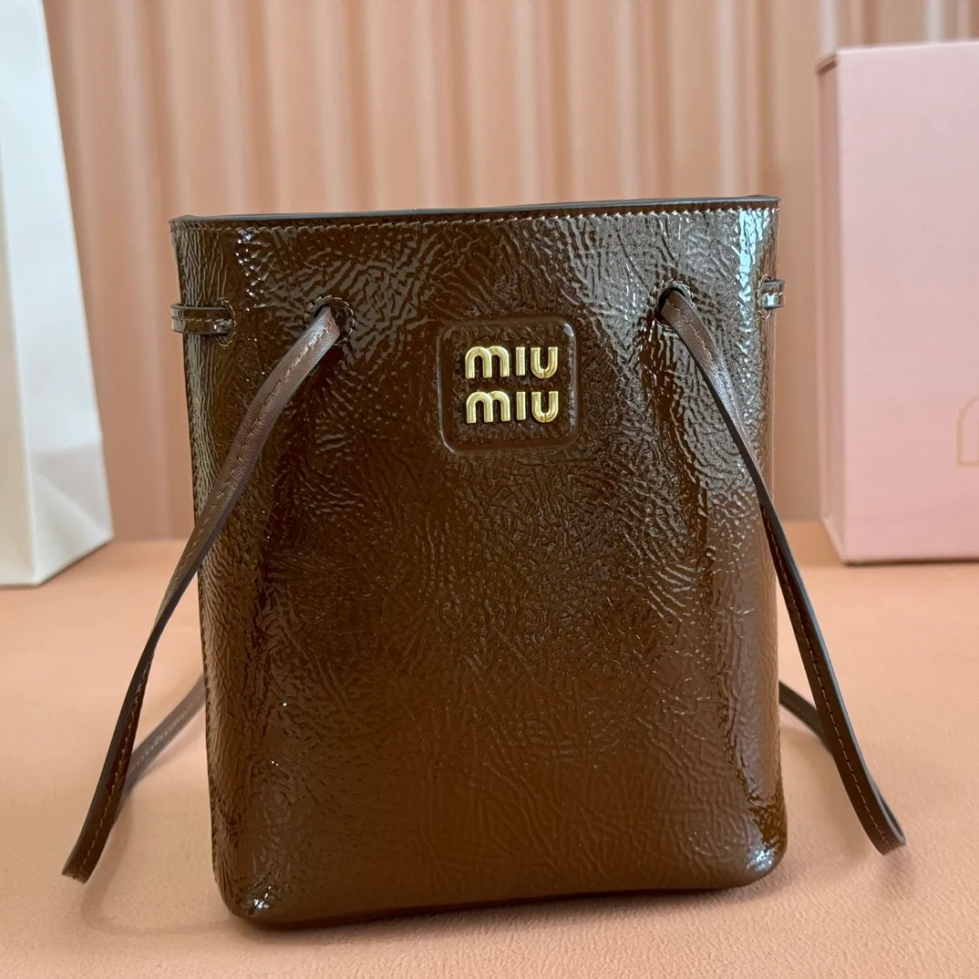 p1100💋💋💋 Equipped with a full set of packaging at the counter [Special grade hardware original leather] Nappa sheepskin mini handbag/shoulder bag ~ brown patent leather This mini handbag is famous for the soft texture of Nappa sheepskin. Adjustable shoulder strap adds practical detail, while embossed letter logo adds classic style ~ Letter logo ~ Adjustable shoulder strap ~ Lined Dimensions: W14×H17×D6cm Number: 5NF460