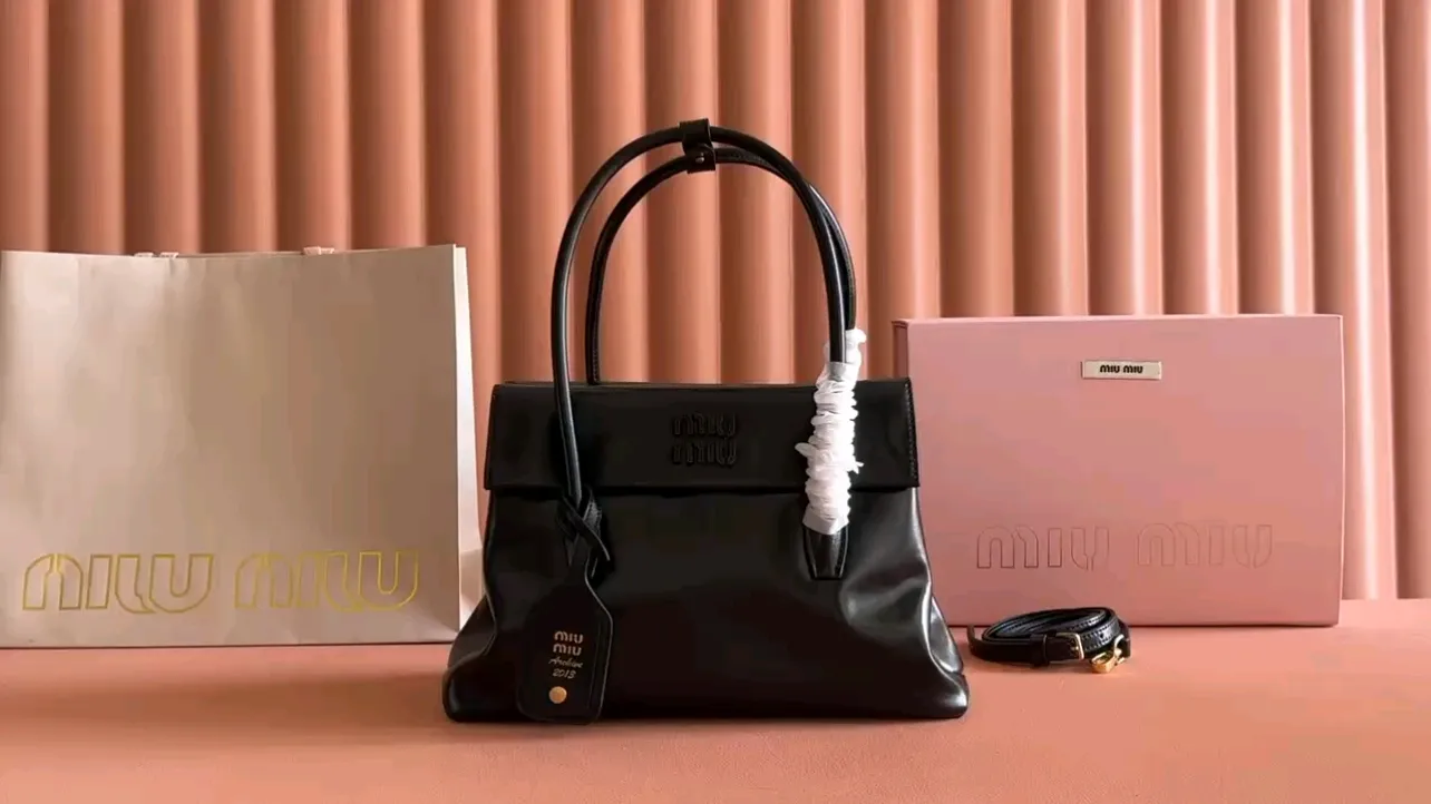 💋💋💋【Full package with counter】Glossy cow leather Solitaire medium handbag 5ba302