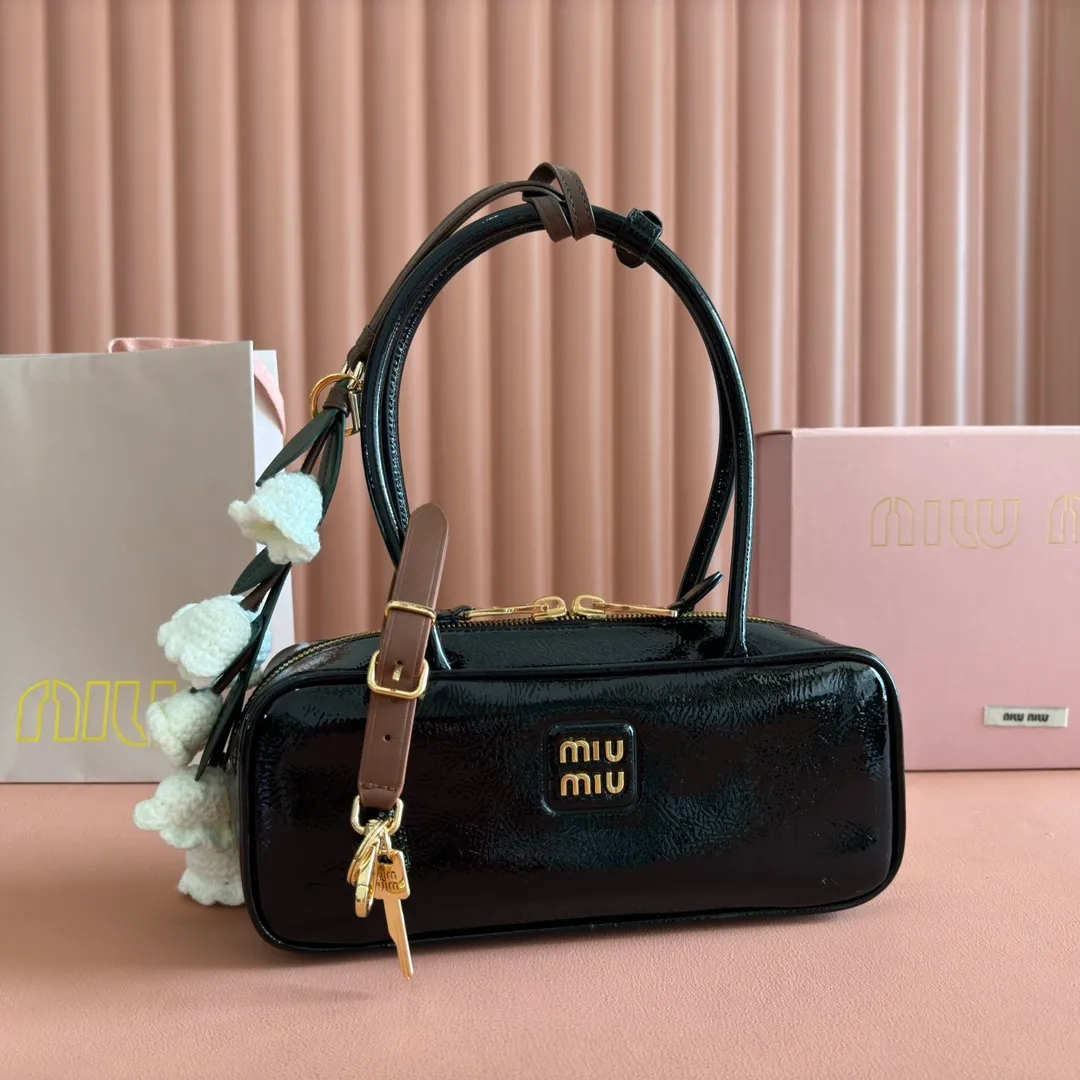 💋💋💋miumiu cowhide key chain, counter-synchronized, original customization, the most beautiful item, full of high-end feel, the overall details are very surprising, elegant and fashionable, highlighting the French elegance.