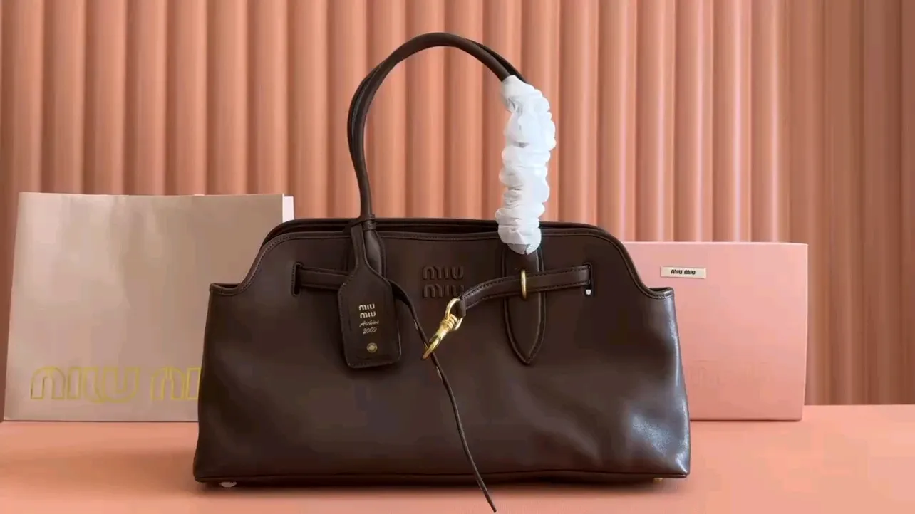💕💕【New Product】Miu Home👉 MiuMiu new Aventure Nappa leather handbag, heather, brown, black/original leather shipped! 🐲Model: 5BG310. Combination short video