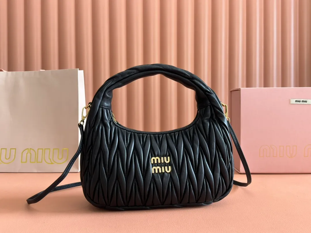 p1660💋💋💋 Equipped with a full set of packaging at the counter [Special grade hardware original leather] Wander Matelasse sheepskin Hobo mini handbag/crossbody bag ~ The black sheepskin Wander handbag has become one of the classic accessories. This mini handbag is made of Matalasse sheep leather, using exquisite craftsmanship to create a three-dimensional effect, showing exquisite elegance. Presenting the Hobo bag style, blending retro style and modern elegance, it has become a new synonym for modern femininity. ～Golden hardware ～Zipper closure ～Metal lettering logo on the front ～Cotton satin lining Size: W25×H18×D5.5cm Number: 5BP306
