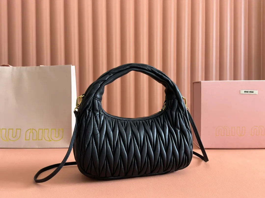 p1660💋💋💋 Equipped with a full set of packaging at the counter [Special grade hardware original leather] Wander Matelasse sheepskin Hobo mini handbag/crossbody bag ~ The black sheepskin Wander handbag has become one of the classic accessories. This mini handbag is made of Matalasse sheep leather, using exquisite craftsmanship to create a three-dimensional effect, showing exquisite elegance. Presenting the Hobo bag style, blending retro style and modern elegance, it has become a new synonym for modern femininity. ～Golden hardware ～Zipper closure ～Metal lettering logo on the front ～Cotton satin lining Size: W25×H18×D5.5cm Number: 5BP306