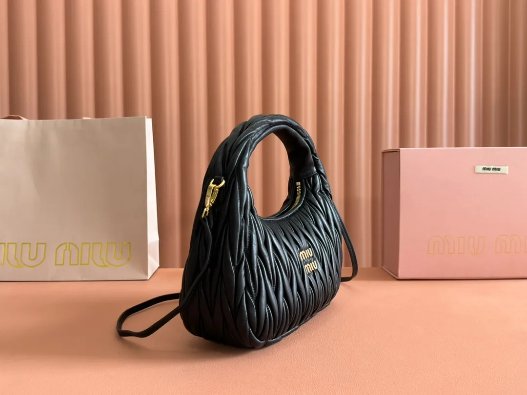 p1660💋💋💋 Equipped with a full set of packaging at the counter [Special grade hardware original leather] Wander Matelasse sheepskin Hobo mini handbag/crossbody bag ~ The black sheepskin Wander handbag has become one of the classic accessories. This mini handbag is made of Matalasse sheep leather, using exquisite craftsmanship to create a three-dimensional effect, showing exquisite elegance. Presenting the Hobo bag style, blending retro style and modern elegance, it has become a new synonym for modern femininity. ～Golden hardware ～Zipper closure ～Metal lettering logo on the front ～Cotton satin lining Size: W25×H18×D5.5cm Number: 5BP306