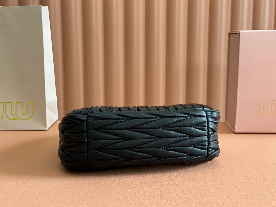 p1660💋💋💋 Equipped with a full set of packaging at the counter [Special grade hardware original leather] Wander Matelasse sheepskin Hobo mini handbag/crossbody bag ~ The black sheepskin Wander handbag has become one of the classic accessories. This mini handbag is made of Matalasse sheep leather, using exquisite craftsmanship to create a three-dimensional effect, showing exquisite elegance. Presenting the Hobo bag style, blending retro style and modern elegance, it has become a new synonym for modern femininity. ～Golden hardware ～Zipper closure ～Metal lettering logo on the front ～Cotton satin lining Size: W25×H18×D5.5cm Number: 5BP306