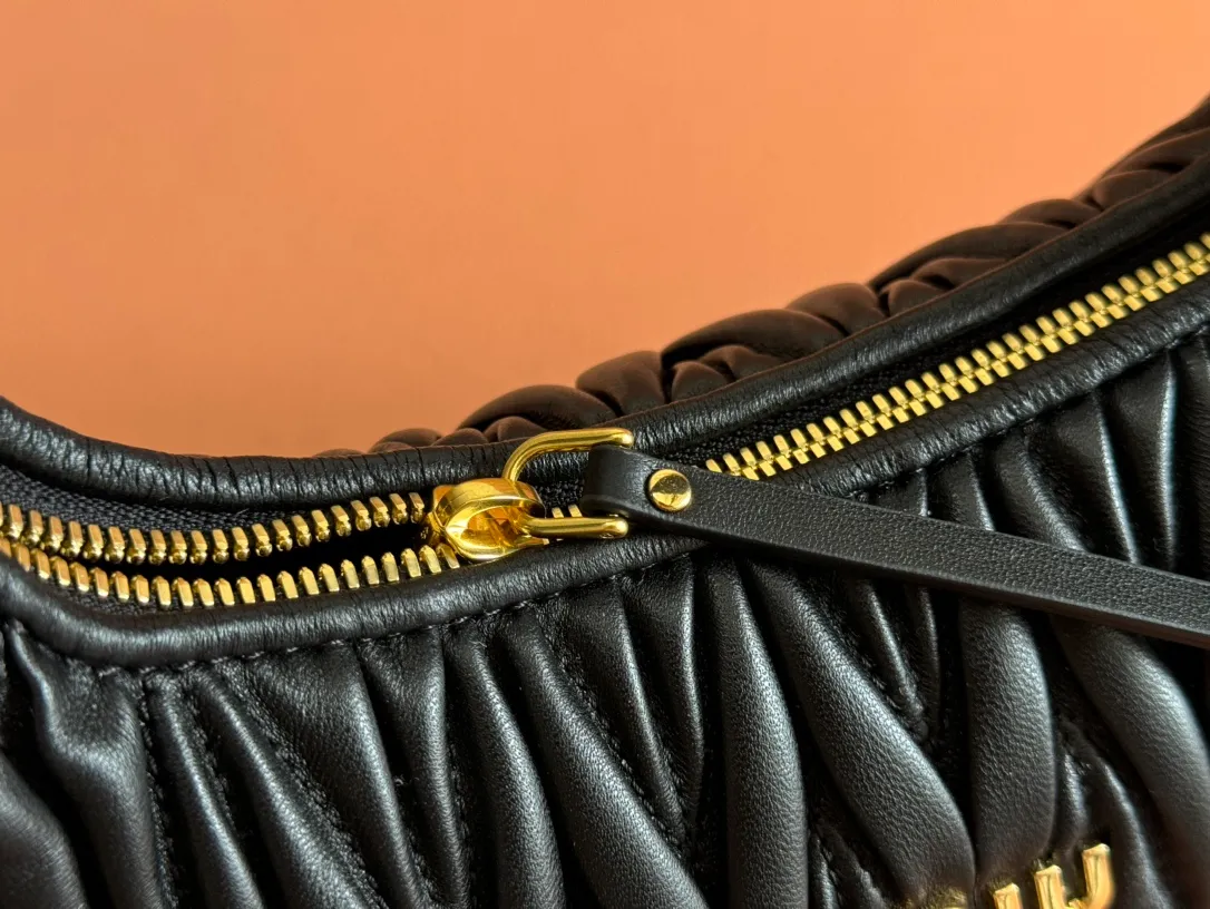p1660💋💋💋 Equipped with a full set of packaging at the counter [Special grade hardware original leather] Wander Matelasse sheepskin Hobo mini handbag/crossbody bag ~ The black sheepskin Wander handbag has become one of the classic accessories. This mini handbag is made of Matalasse sheep leather, using exquisite craftsmanship to create a three-dimensional effect, showing exquisite elegance. Presenting the Hobo bag style, blending retro style and modern elegance, it has become a new synonym for modern femininity. ～Golden hardware ～Zipper closure ～Metal lettering logo on the front ～Cotton satin lining Size: W25×H18×D5.5cm Number: 5BP306