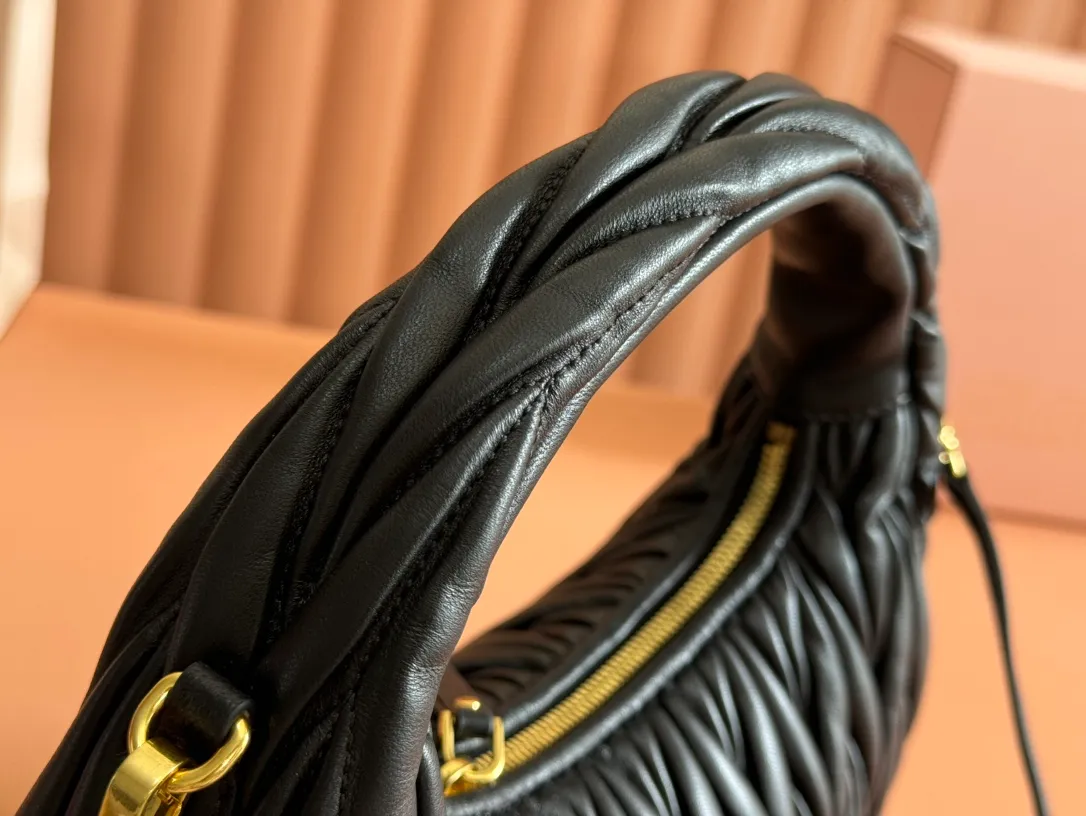 p1660💋💋💋 Equipped with a full set of packaging at the counter [Special grade hardware original leather] Wander Matelasse sheepskin Hobo mini handbag/crossbody bag ~ The black sheepskin Wander handbag has become one of the classic accessories. This mini handbag is made of Matalasse sheep leather, using exquisite craftsmanship to create a three-dimensional effect, showing exquisite elegance. Presenting the Hobo bag style, blending retro style and modern elegance, it has become a new synonym for modern femininity. ～Golden hardware ～Zipper closure ～Metal lettering logo on the front ～Cotton satin lining Size: W25×H18×D5.5cm Number: 5BP306