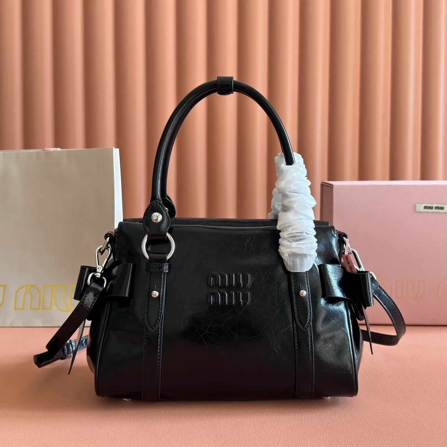 P1860💋💋💋【Original leather configuration counter complete package】 5BA327 Miu Miu 26SS RIBBON early spring handbag classic. When I see it, I think of the classic of the first generation of miu. When a pair of wings decide to perch on the shoulders of history and the present at the same time, the real classic will always grow at both ends of time. The ancient silver buckle locks the unfaded gilt dream. Hard shell motorcycle bag + bow tie These two incompatible people collided together, but there was no sense of disharmony. They were a bit motorcycle and a bit cute. They were both sweet and sassy at the same time. They were very light in weight. Made of shiny cow leather. Size: 28*15*22cm.