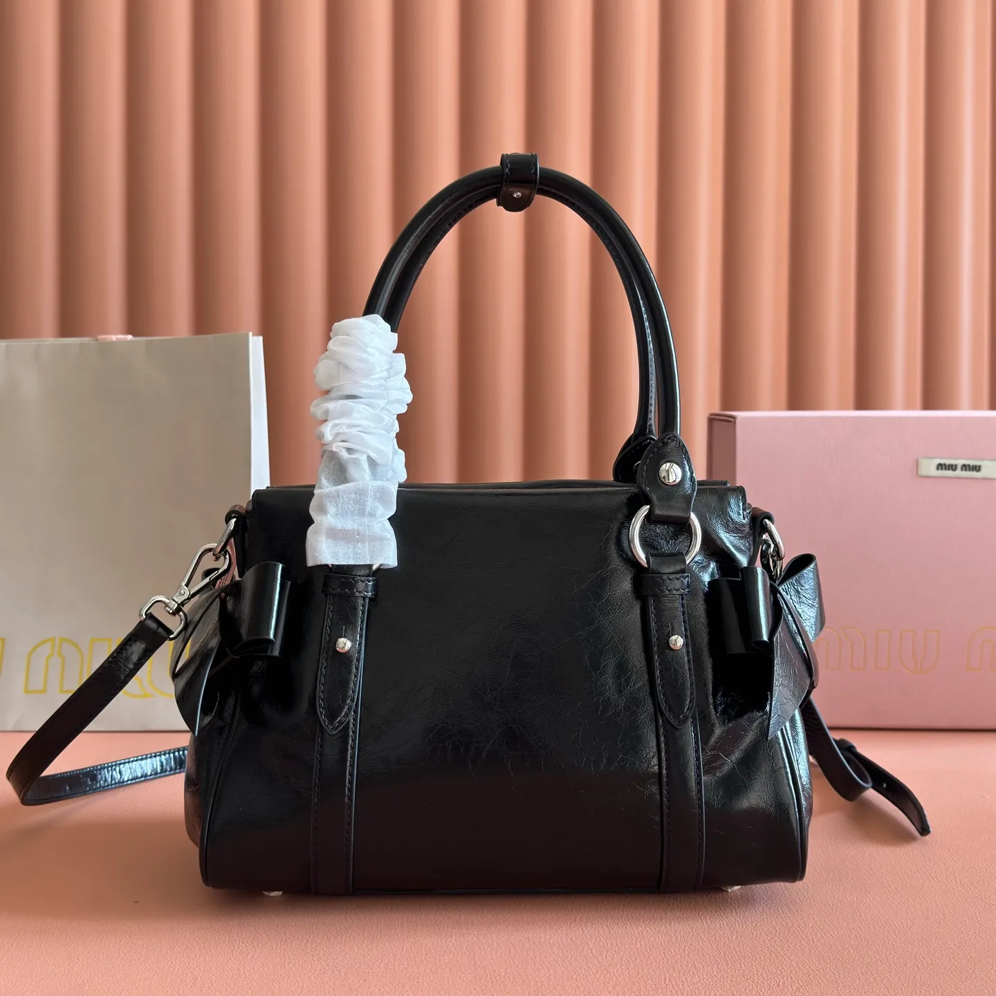P1860💋💋💋【Original leather configuration counter complete package】 5BA327 Miu Miu 26SS RIBBON early spring handbag classic. When I see it, I think of the classic of the first generation of miu. When a pair of wings decide to perch on the shoulders of history and the present at the same time, the real classic will always grow at both ends of time. The ancient silver buckle locks the unfaded gilt dream. Hard shell motorcycle bag + bow tie These two incompatible people collided together, but there was no sense of disharmony. They were a bit motorcycle and a bit cute. They were both sweet and sassy at the same time. They were very light in weight. Made of shiny cow leather. Size: 28*15*22cm.