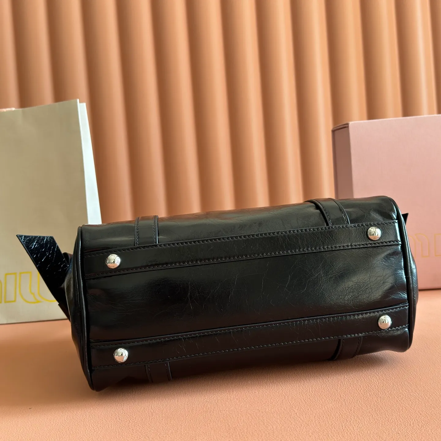 P1860💋💋💋【Original leather configuration counter complete package】 5BA327 Miu Miu 26SS RIBBON early spring handbag classic. When I see it, I think of the classic of the first generation of miu. When a pair of wings decide to perch on the shoulders of history and the present at the same time, the real classic will always grow at both ends of time. The ancient silver buckle locks the unfaded gilt dream. Hard shell motorcycle bag + bow tie These two incompatible people collided together, but there was no sense of disharmony. They were a bit motorcycle and a bit cute. They were both sweet and sassy at the same time. They were very light in weight. Made of shiny cow leather. Size: 28*15*22cm.