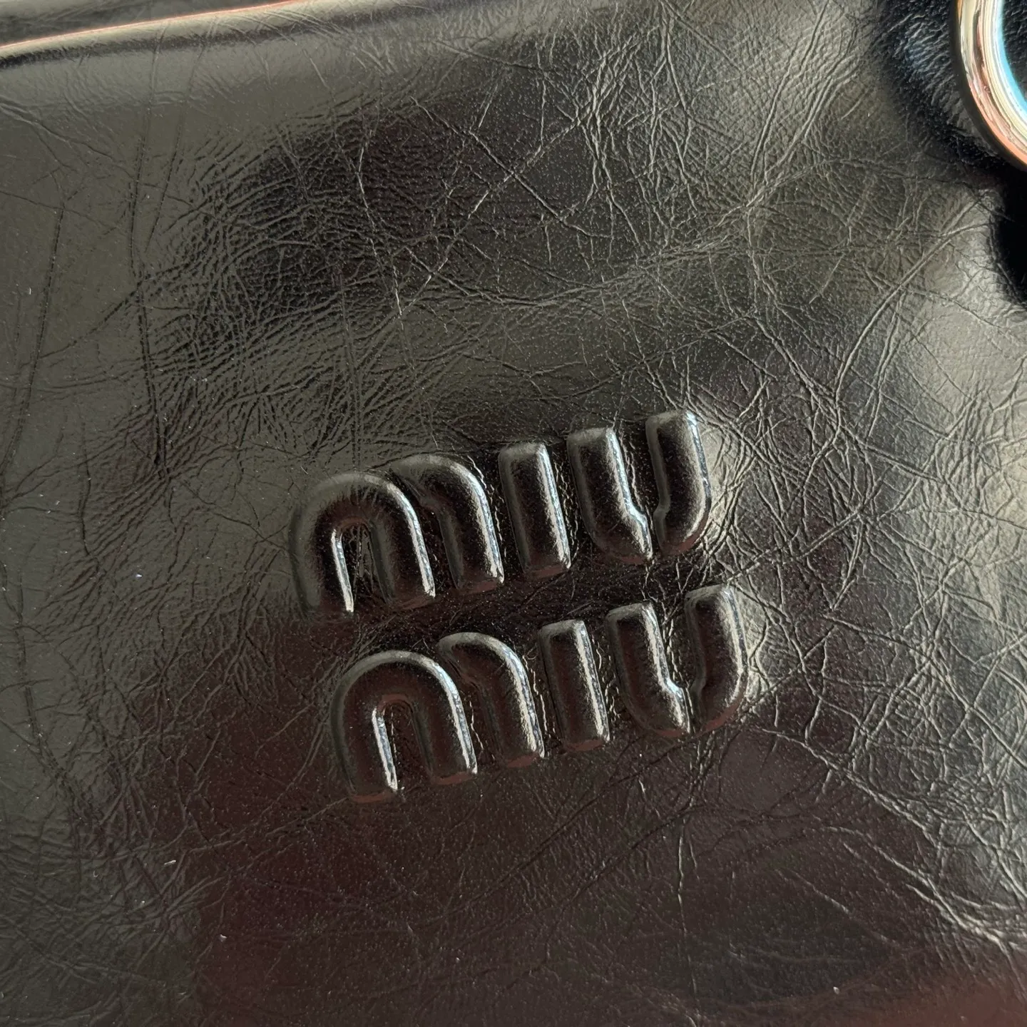 P1860💋💋💋【Original leather configuration counter complete package】 5BA327 Miu Miu 26SS RIBBON early spring handbag classic. When I see it, I think of the classic of the first generation of miu. When a pair of wings decide to perch on the shoulders of history and the present at the same time, the real classic will always grow at both ends of time. The ancient silver buckle locks the unfaded gilt dream. Hard shell motorcycle bag + bow tie These two incompatible people collided together, but there was no sense of disharmony. They were a bit motorcycle and a bit cute. They were both sweet and sassy at the same time. They were very light in weight. Made of shiny cow leather. Size: 28*15*22cm.