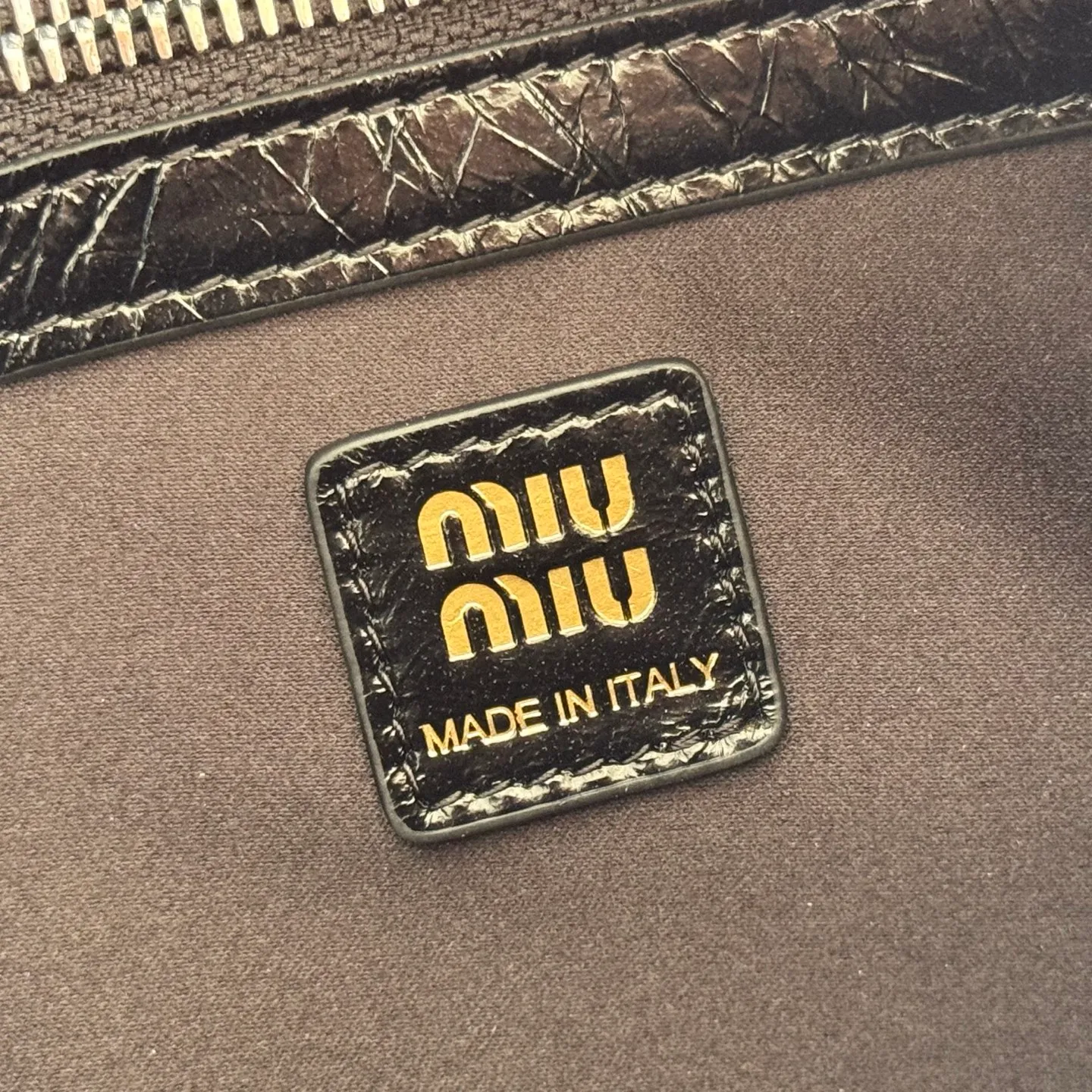 P1860💋💋💋【Original leather configuration counter complete package】 5BA327 Miu Miu 26SS RIBBON early spring handbag classic. When I see it, I think of the classic of the first generation of miu. When a pair of wings decide to perch on the shoulders of history and the present at the same time, the real classic will always grow at both ends of time. The ancient silver buckle locks the unfaded gilt dream. Hard shell motorcycle bag + bow tie These two incompatible people collided together, but there was no sense of disharmony. They were a bit motorcycle and a bit cute. They were both sweet and sassy at the same time. They were very light in weight. Made of shiny cow leather. Size: 28*15*22cm.