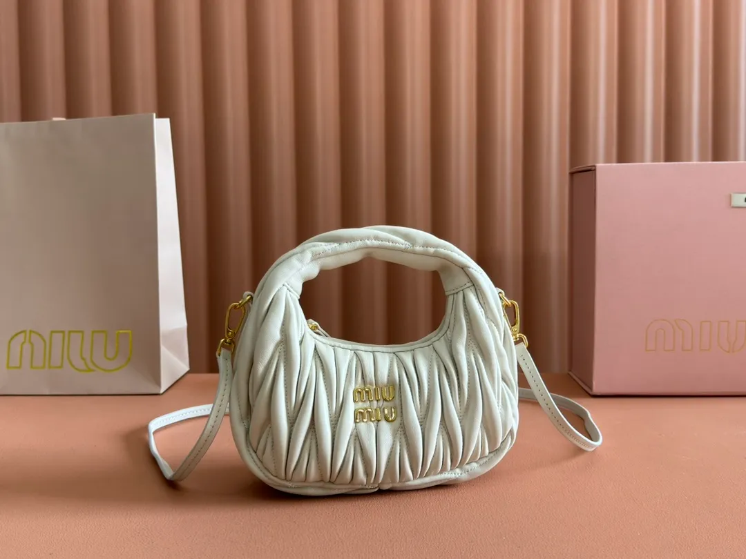 p1460💋💋💋 Equipped with a full set of packaging at the counter [Special grade hardware original leather] Wander Matelasse sheepskin Hobo mini handbag/crossbody bag ~ The white sheepskin Wander handbag has become one of the classic accessories. This mini handbag is made of Matalasse sheep leather, using exquisite craftsmanship to create a three-dimensional effect, showing exquisite elegance. Presenting the Hobo bag style, blending retro style and modern elegance, it has become a new synonym for modern femininity. ～Golden hardware ～Zipper closure ～Metal lettering logo on the front ～Cotton satin lining Size: W17.5×H14×D5.5cm Number: 5BP156