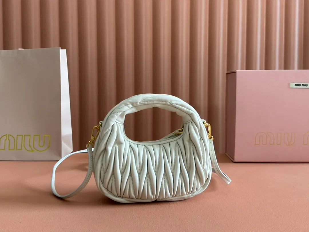 p1460💋💋💋 Equipped with a full set of packaging at the counter [Special grade hardware original leather] Wander Matelasse sheepskin Hobo mini handbag/crossbody bag ~ The white sheepskin Wander handbag has become one of the classic accessories. This mini handbag is made of Matalasse sheep leather, using exquisite craftsmanship to create a three-dimensional effect, showing exquisite elegance. Presenting the Hobo bag style, blending retro style and modern elegance, it has become a new synonym for modern femininity. ～Golden hardware ～Zipper closure ～Metal lettering logo on the front ～Cotton satin lining Size: W17.5×H14×D5.5cm Number: 5BP156