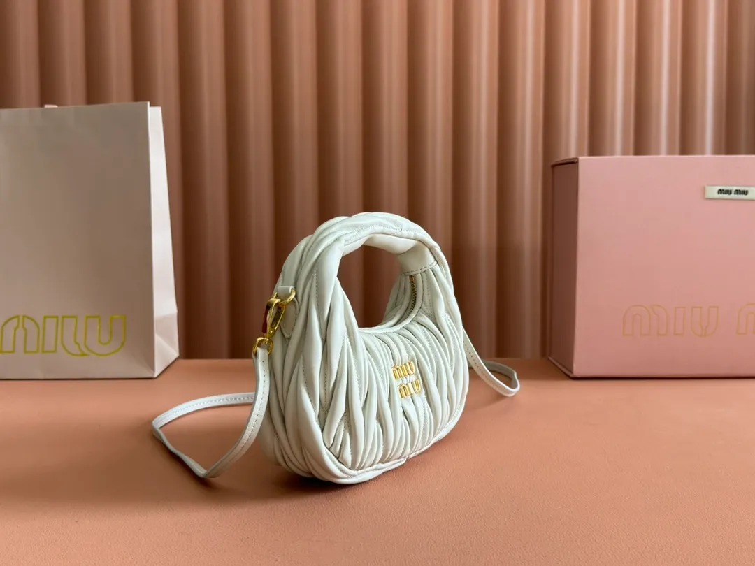 p1460💋💋💋 Equipped with a full set of packaging at the counter [Special grade hardware original leather] Wander Matelasse sheepskin Hobo mini handbag/crossbody bag ~ The white sheepskin Wander handbag has become one of the classic accessories. This mini handbag is made of Matalasse sheep leather, using exquisite craftsmanship to create a three-dimensional effect, showing exquisite elegance. Presenting the Hobo bag style, blending retro style and modern elegance, it has become a new synonym for modern femininity. ～Golden hardware ～Zipper closure ～Metal lettering logo on the front ～Cotton satin lining Size: W17.5×H14×D5.5cm Number: 5BP156