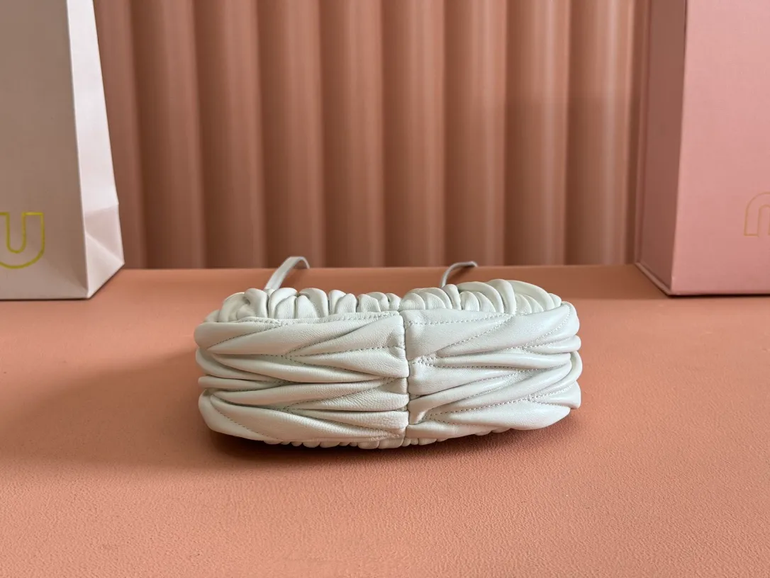 p1460💋💋💋 Equipped with a full set of packaging at the counter [Special grade hardware original leather] Wander Matelasse sheepskin Hobo mini handbag/crossbody bag ~ The white sheepskin Wander handbag has become one of the classic accessories. This mini handbag is made of Matalasse sheep leather, using exquisite craftsmanship to create a three-dimensional effect, showing exquisite elegance. Presenting the Hobo bag style, blending retro style and modern elegance, it has become a new synonym for modern femininity. ～Golden hardware ～Zipper closure ～Metal lettering logo on the front ～Cotton satin lining Size: W17.5×H14×D5.5cm Number: 5BP156