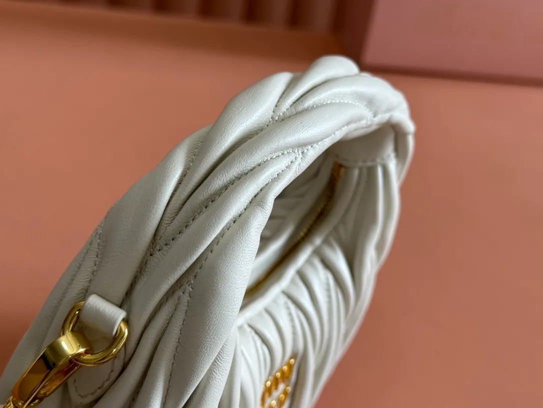 p1460💋💋💋 Equipped with a full set of packaging at the counter [Special grade hardware original leather] Wander Matelasse sheepskin Hobo mini handbag/crossbody bag ~ The white sheepskin Wander handbag has become one of the classic accessories. This mini handbag is made of Matalasse sheep leather, using exquisite craftsmanship to create a three-dimensional effect, showing exquisite elegance. Presenting the Hobo bag style, blending retro style and modern elegance, it has become a new synonym for modern femininity. ～Golden hardware ～Zipper closure ～Metal lettering logo on the front ～Cotton satin lining Size: W17.5×H14×D5.5cm Number: 5BP156