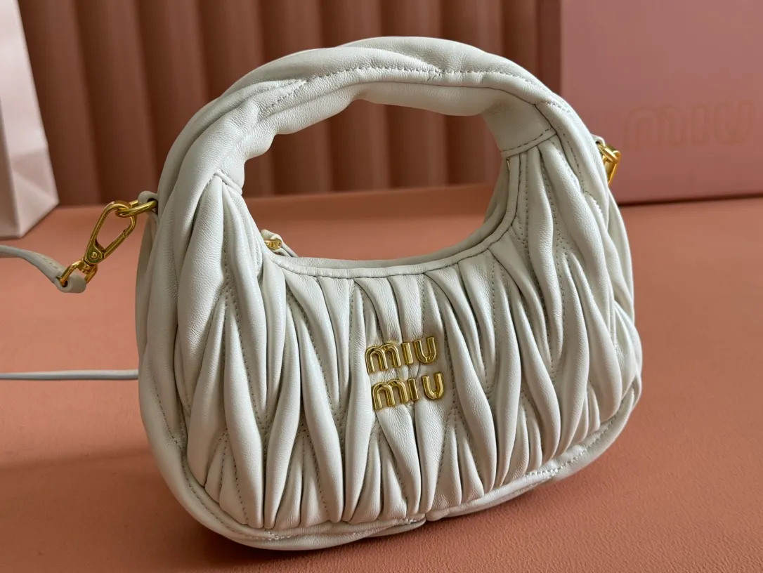 p1460💋💋💋 Equipped with a full set of packaging at the counter [Special grade hardware original leather] Wander Matelasse sheepskin Hobo mini handbag/crossbody bag ~ The white sheepskin Wander handbag has become one of the classic accessories. This mini handbag is made of Matalasse sheep leather, using exquisite craftsmanship to create a three-dimensional effect, showing exquisite elegance. Presenting the Hobo bag style, blending retro style and modern elegance, it has become a new synonym for modern femininity. ～Golden hardware ～Zipper closure ～Metal lettering logo on the front ～Cotton satin lining Size: W17.5×H14×D5.5cm Number: 5BP156