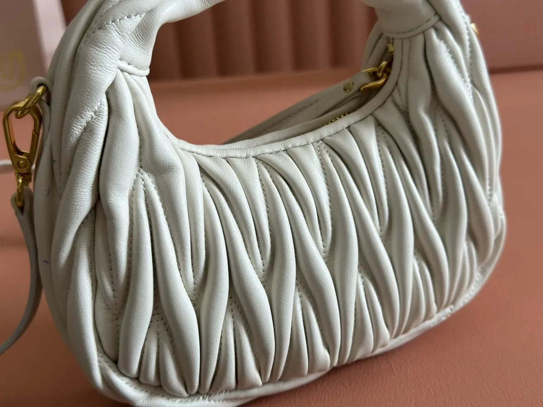 p1460💋💋💋 Equipped with a full set of packaging at the counter [Special grade hardware original leather] Wander Matelasse sheepskin Hobo mini handbag/crossbody bag ~ The white sheepskin Wander handbag has become one of the classic accessories. This mini handbag is made of Matalasse sheep leather, using exquisite craftsmanship to create a three-dimensional effect, showing exquisite elegance. Presenting the Hobo bag style, blending retro style and modern elegance, it has become a new synonym for modern femininity. ～Golden hardware ～Zipper closure ～Metal lettering logo on the front ～Cotton satin lining Size: W17.5×H14×D5.5cm Number: 5BP156