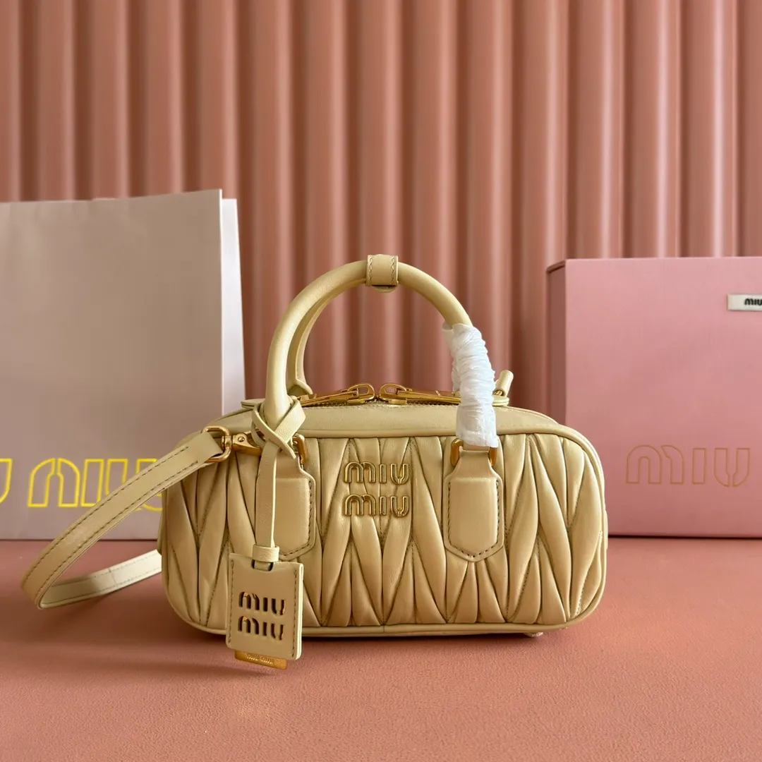 p1700💋💋💋【Configuring full counter package】MIU MIU Miu Miu pleated lambskin Miu Miu women's Arcadia cowhide handbag crossbody bag👝The lightweight padding design makes the handbag look fuller and shows a cosmopolitan style. The letter logo, which echoes the finish of the metal hardware, straddles the line between function and decoration, giving this handbag a unique aesthetic and classic feel. Size: 22✖️10.5✖️7.5cm Style number: 5bb142