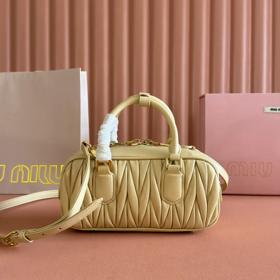 p1700💋💋💋【Configuring full counter package】MIU MIU Miu Miu pleated lambskin Miu Miu women's Arcadia cowhide handbag crossbody bag👝The lightweight padding design makes the handbag look fuller and shows a cosmopolitan style. The letter logo, which echoes the finish of the metal hardware, straddles the line between function and decoration, giving this handbag a unique aesthetic and classic feel. Size: 22✖️10.5✖️7.5cm Style number: 5bb142