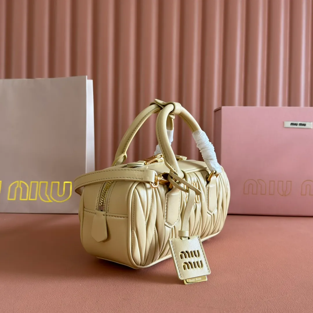 p1700💋💋💋【Configuring full counter package】MIU MIU Miu Miu pleated lambskin Miu Miu women's Arcadia cowhide handbag crossbody bag👝The lightweight padding design makes the handbag look fuller and shows a cosmopolitan style. The letter logo, which echoes the finish of the metal hardware, straddles the line between function and decoration, giving this handbag a unique aesthetic and classic feel. Size: 22✖️10.5✖️7.5cm Style number: 5bb142