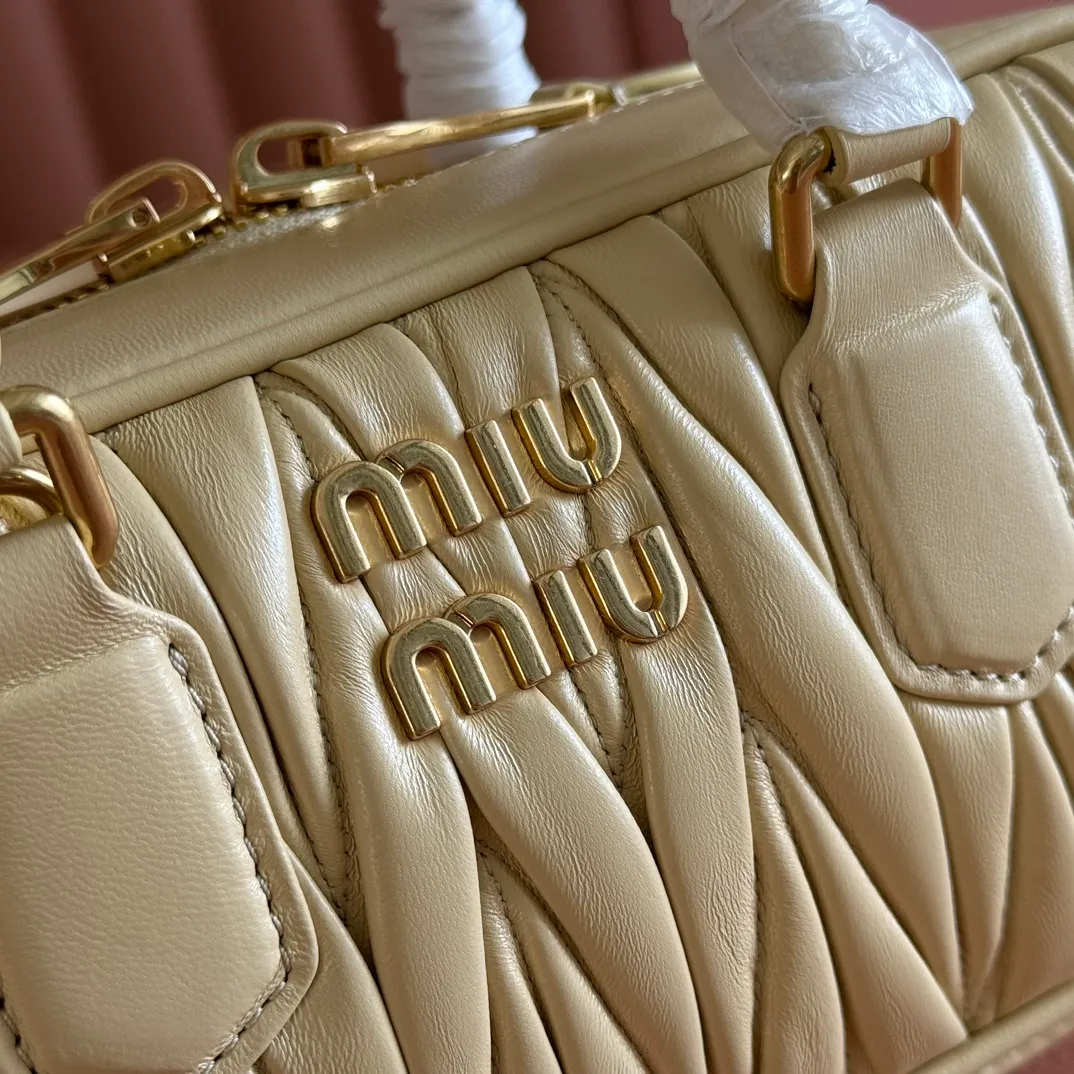 p1700💋💋💋【Configuring full counter package】MIU MIU Miu Miu pleated lambskin Miu Miu women's Arcadia cowhide handbag crossbody bag👝The lightweight padding design makes the handbag look fuller and shows a cosmopolitan style. The letter logo, which echoes the finish of the metal hardware, straddles the line between function and decoration, giving this handbag a unique aesthetic and classic feel. Size: 22✖️10.5✖️7.5cm Style number: 5bb142