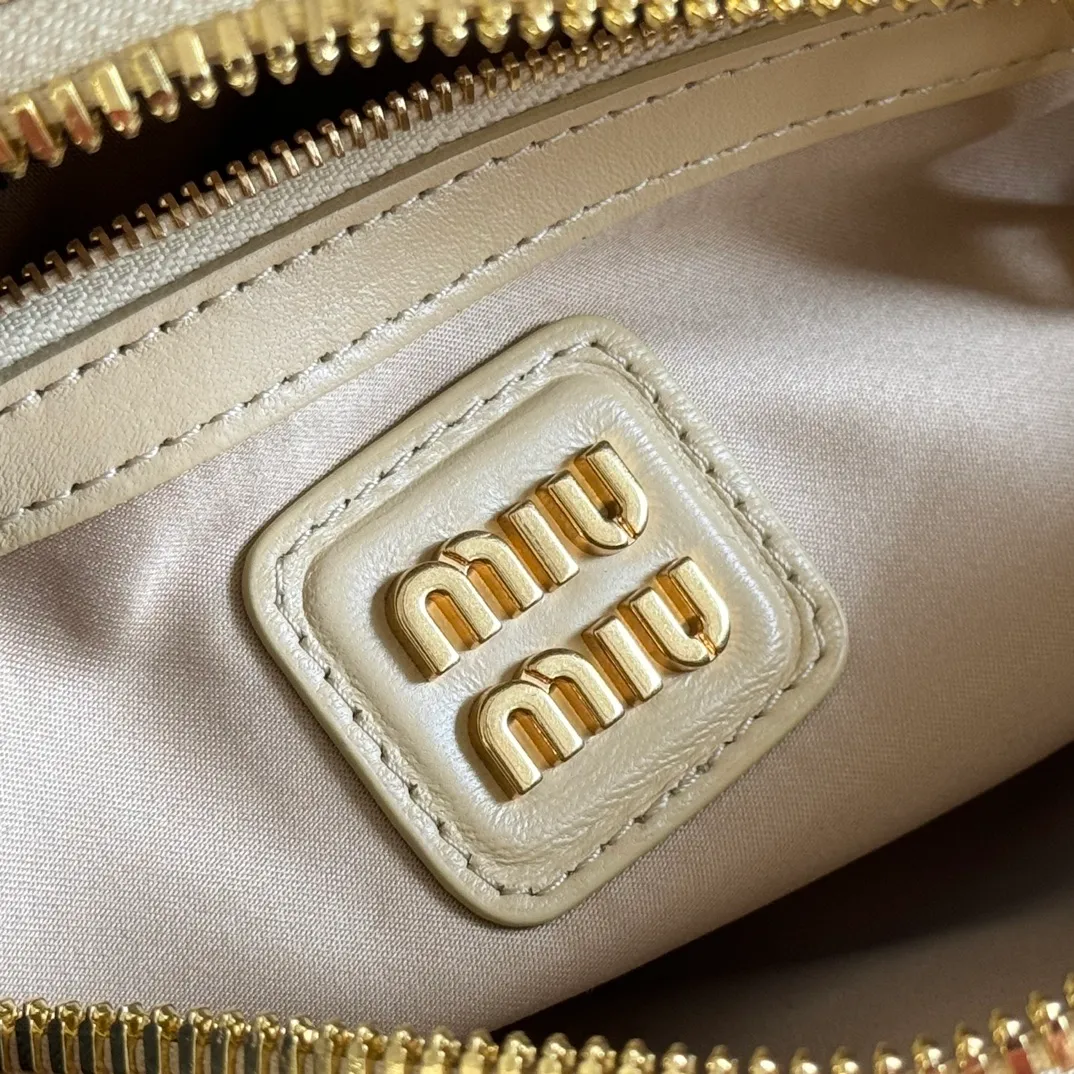 p1700💋💋💋【Configuring full counter package】MIU MIU Miu Miu pleated lambskin Miu Miu women's Arcadia cowhide handbag crossbody bag👝The lightweight padding design makes the handbag look fuller and shows a cosmopolitan style. The letter logo, which echoes the finish of the metal hardware, straddles the line between function and decoration, giving this handbag a unique aesthetic and classic feel. Size: 22✖️10.5✖️7.5cm Style number: 5bb142
