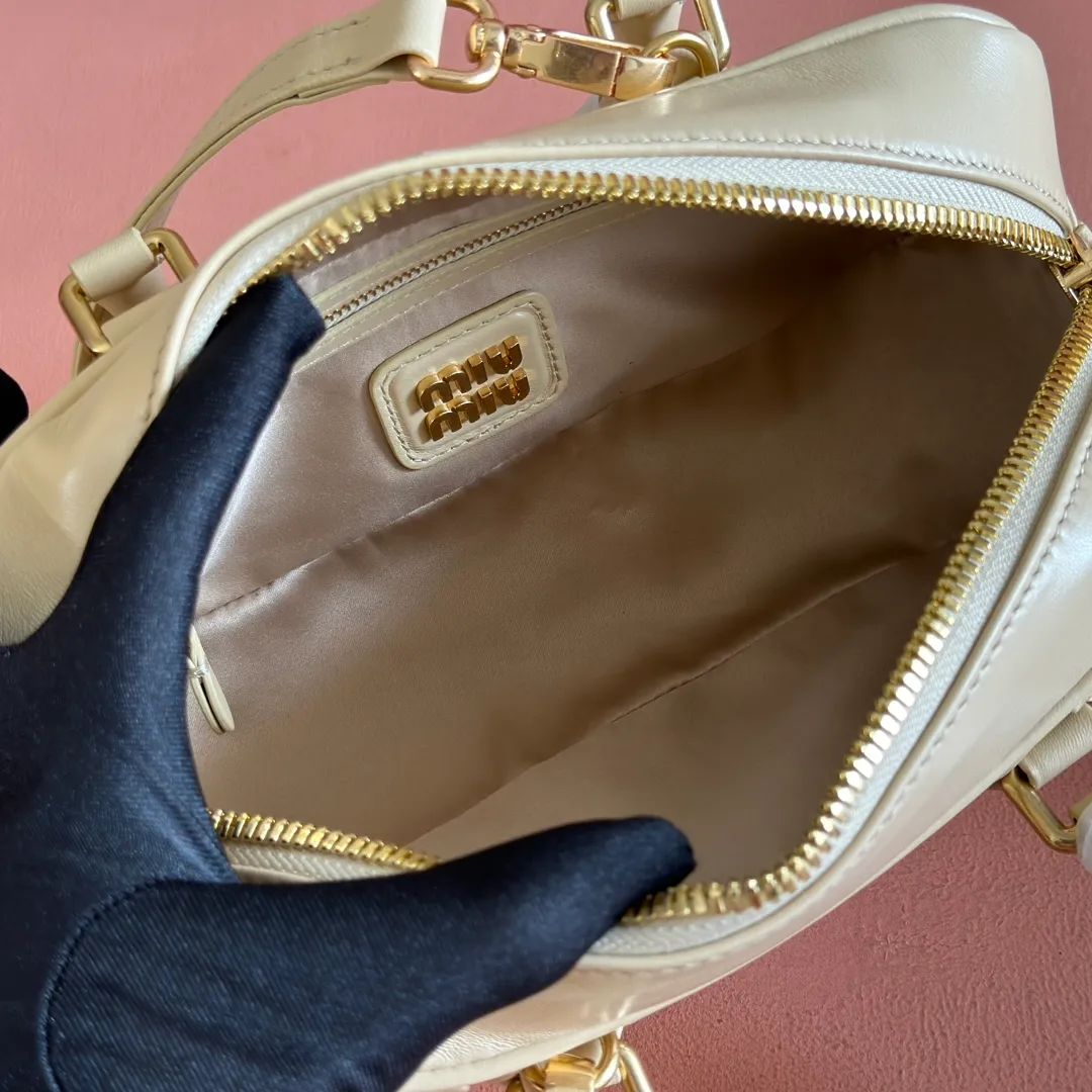p1700💋💋💋【Configuring full counter package】MIU MIU Miu Miu pleated lambskin Miu Miu women's Arcadia cowhide handbag crossbody bag👝The lightweight padding design makes the handbag look fuller and shows a cosmopolitan style. The letter logo, which echoes the finish of the metal hardware, straddles the line between function and decoration, giving this handbag a unique aesthetic and classic feel. Size: 22✖️10.5✖️7.5cm Style number: 5bb142