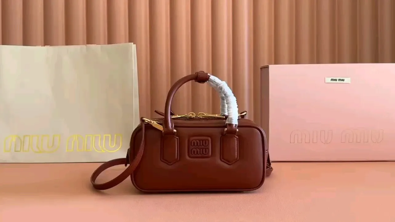 💋💋💋【Full set of packaging at the counter】MIU MIU Miu Miu Women's Arcadia cowhide handbag crossbody bag Style number: 5bb142
