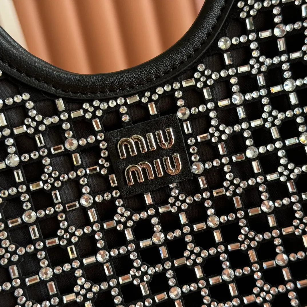p1360💋💋💋【Full set of counter packaging】5BA281 diamond bag. This handbag is covered with a geometric pattern composed of artificial crystals. The details are exquisite. The classic letter logo adds unique style and recognition. It is equipped with a detachable and adjustable long leather shoulder strap for better practicality. Steel hardware, satin lining, with patch pockets. Size: 20 cm X 24 cm