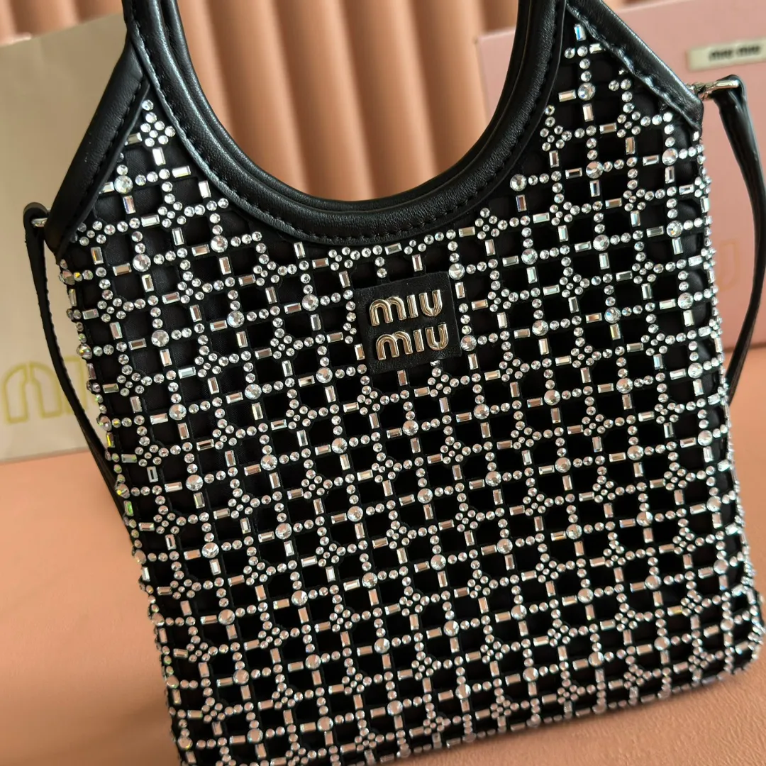 p1360💋💋💋【Full set of counter packaging】5BA281 diamond bag. This handbag is covered with a geometric pattern composed of artificial crystals. The details are exquisite. The classic letter logo adds unique style and recognition. It is equipped with a detachable and adjustable long leather shoulder strap for better practicality. Steel hardware, satin lining, with patch pockets. Size: 20 cm X 24 cm