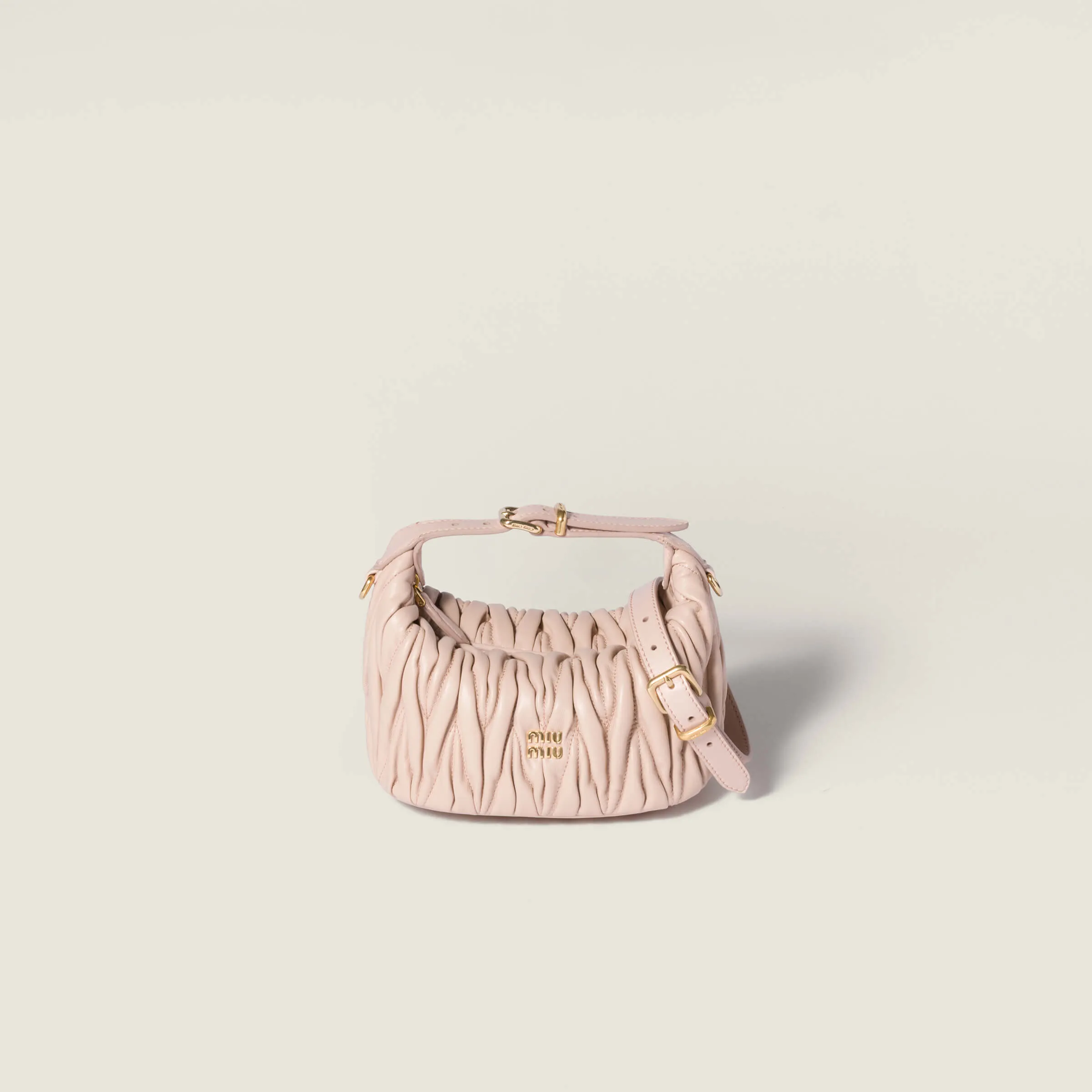 [Premium hardware original leather] Wander Matelasse sheep leather Hobo handbag/mini milk tea pink apricot Wander handbag has become one of the classic accessories. This mini handbag is made of Matalasse sheep leather, using exquisite craftsmanship to create a three-dimensional effect, showing exquisite elegance. Presenting the Hobo bag style, blending retro style and modern elegance, it has become a new synonym for modern femininity. ～With handle ～Zipper closure ～Metal lettering logo on the front ～Cotton satin lining Size: W15×H8.5×D8cm Number: 5NE026