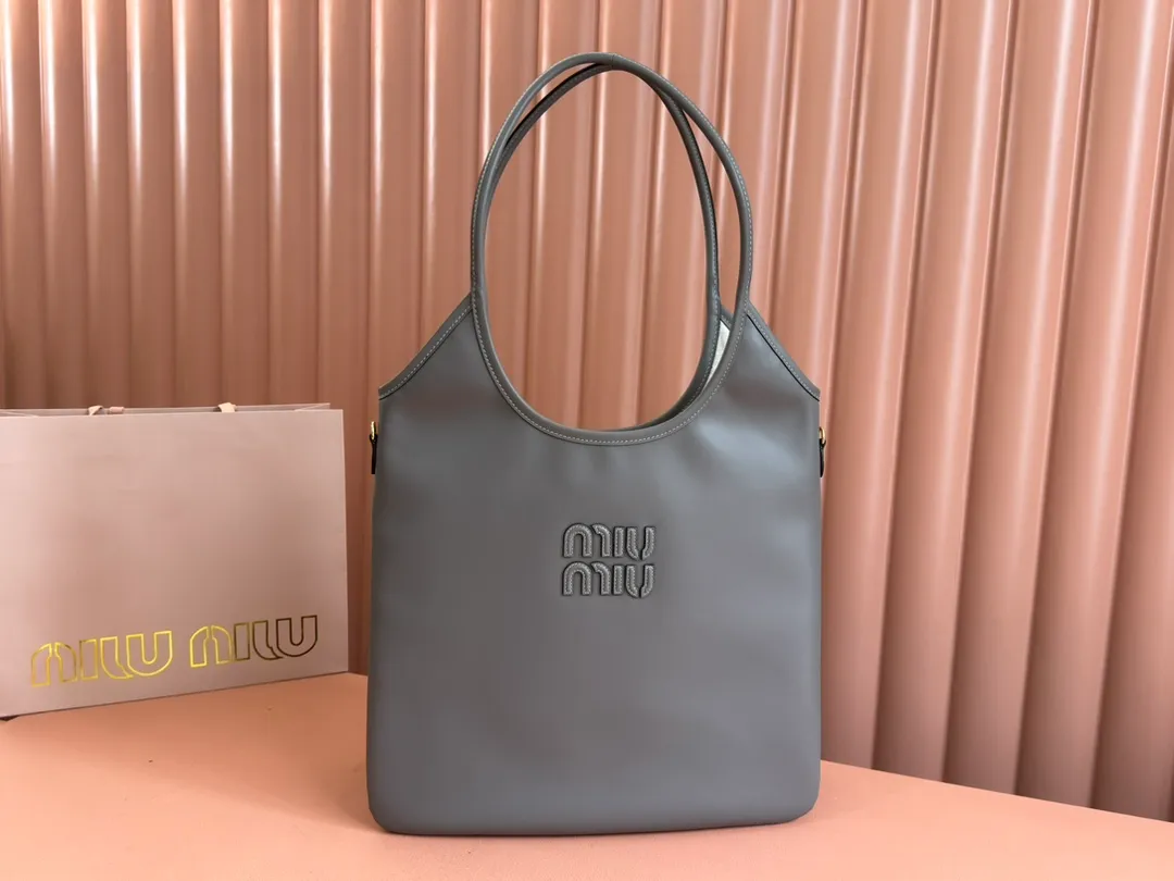 p1680💋💋💋【Configuring full counter package】Miu Women's IVY Cowhide Tote Shoulder Bag This classic tote bag is decorated with the Miu Miu letter logo, which highlights the classic style and is very recognizable. Simple underarm tote bag 🖤 The same color leather letter logo adds a unique and classic style! Gold hardware, leather lettering logo on front! Lined with zip pocket accents! Size: 35x40cm Style number: 5bg231