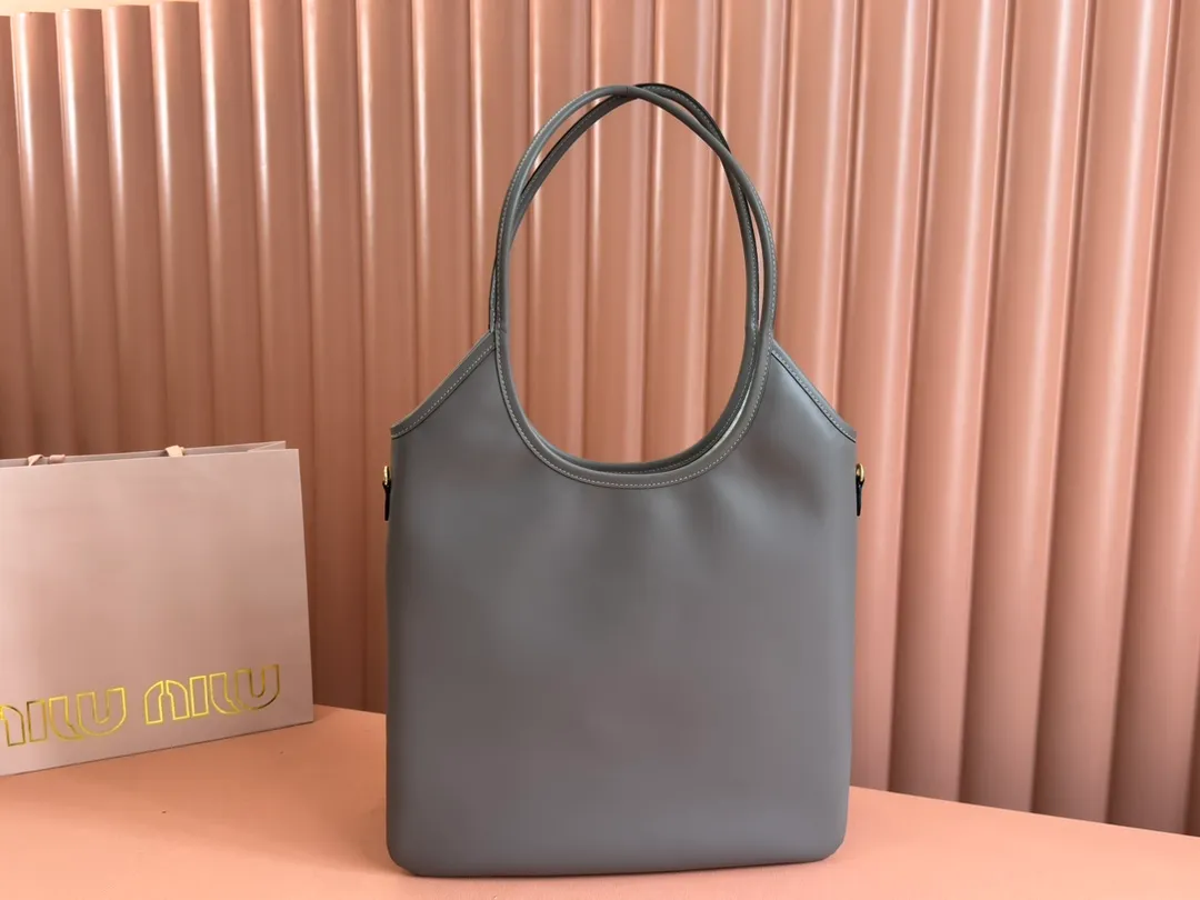 p1680💋💋💋【Configuring full counter package】Miu Women's IVY Cowhide Tote Shoulder Bag This classic tote bag is decorated with the Miu Miu letter logo, which highlights the classic style and is very recognizable. Simple underarm tote bag 🖤 The same color leather letter logo adds a unique and classic style! Gold hardware, leather lettering logo on front! Lined with zip pocket accents! Size: 35x40cm Style number: 5bg231