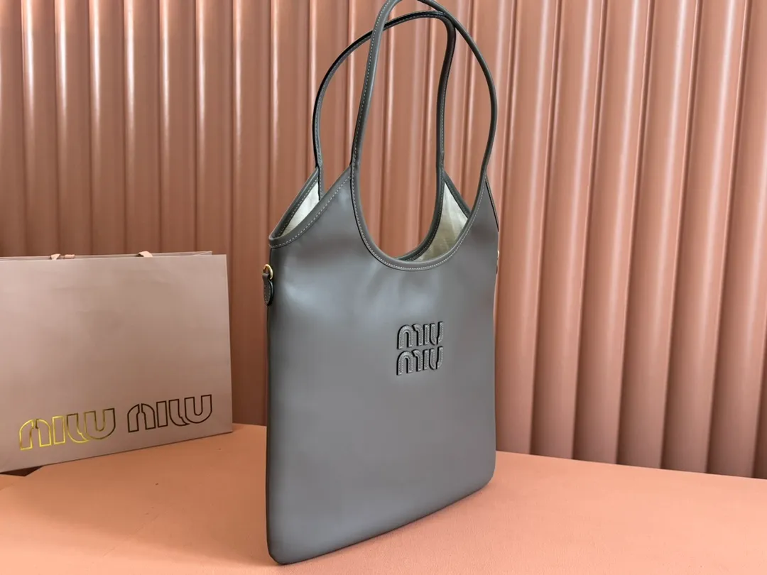 p1680💋💋💋【Configuring full counter package】Miu Women's IVY Cowhide Tote Shoulder Bag This classic tote bag is decorated with the Miu Miu letter logo, which highlights the classic style and is very recognizable. Simple underarm tote bag 🖤 The same color leather letter logo adds a unique and classic style! Gold hardware, leather lettering logo on front! Lined with zip pocket accents! Size: 35x40cm Style number: 5bg231