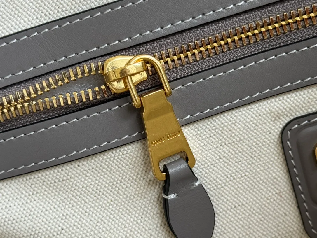 p1680💋💋💋【Configuring full counter package】Miu Women's IVY Cowhide Tote Shoulder Bag This classic tote bag is decorated with the Miu Miu letter logo, which highlights the classic style and is very recognizable. Simple underarm tote bag 🖤 The same color leather letter logo adds a unique and classic style! Gold hardware, leather lettering logo on front! Lined with zip pocket accents! Size: 35x40cm Style number: 5bg231