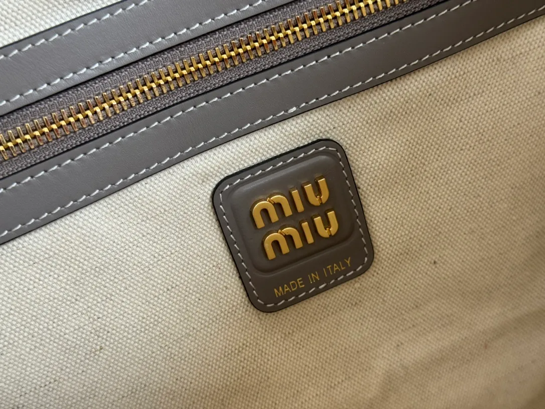 p1680💋💋💋【Configuring full counter package】Miu Women's IVY Cowhide Tote Shoulder Bag This classic tote bag is decorated with the Miu Miu letter logo, which highlights the classic style and is very recognizable. Simple underarm tote bag 🖤 The same color leather letter logo adds a unique and classic style! Gold hardware, leather lettering logo on front! Lined with zip pocket accents! Size: 35x40cm Style number: 5bg231